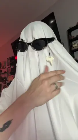 BOO! 👻 Ghost earrings for a ghost look. Day 11 #31daysofhalloween #fypシ゚viral #mysteryjewlerygirl #mysteryjewelryjar #trendingvideo 