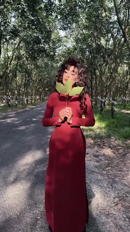 Làm sao em nói… #hienmoto #aodailinhdan #aodai #aodailynhdan #aodaixua @Áo dài Lynh Đan 