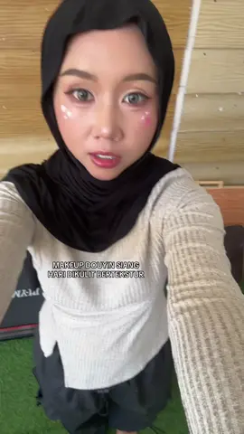 Sebenernya kalo siang hari makeup begini buat keluar ga bakal PD. Padahal orang ga mungkin liat kita secara ngezoom kan??? 🤣 Terkstur pada kulit itu wajar yah bukan salah makeup tp salahku pas pembagian wajah glowing aku ga hadir✌️