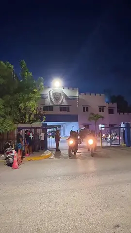 🚔📍Desde la Dirección Regional Sur, con asiento en Barahona, la Policía Nacional mantiene desplegado su personal en distintos puntos estratégicos de la provincia, fortaleciendo las acciones de prevención, protección y servicio a la ciudadanía. Este despliegue operativo tiene como propósito salvaguardar vidas y propiedades, garantizando el orden público y la seguridad de todos los residentes y visitantes de la región Sur. Con entrega, disciplina y compromiso, nuestros agentes trabajan día y noche para fortalecer el vínculo entre la Policía Nacional y la comunidad, reafirmando que su misión principal es prevenir, proteger y servir. #policianacional #TransformaciónPolicialRD #interiorypolicia #viralvideos #paratii 