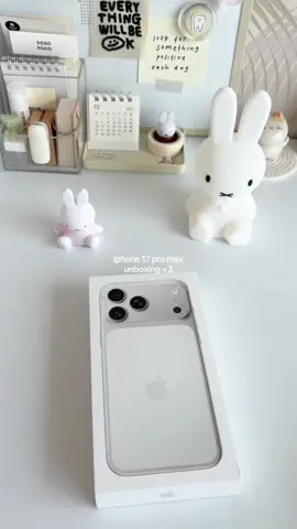 the silver’s soo pretty and i love how smooth it feels when you hold the phone 🤍 @apple (unboxing my bfs phone!) #iphone #iphone17promax #unboxing #apple #iphone17 