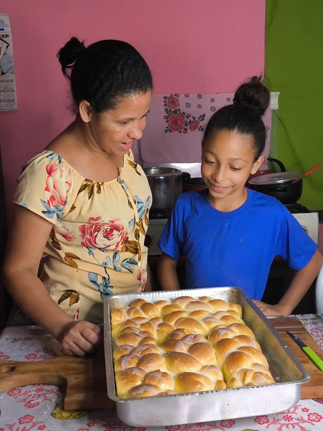 Quando a mãe ensina desde pequena a fazer várias receitas 😃 ingredientes     para fermentar o fermento  2 colheres de fermento biológico fresco ou dois pacotes de fermento biológico seco  2 colheres de trigo  1 colher de açúcar  50 ml de água morna  meche e deixe crescer um pouco    em seguida coloque  1 caixa de leite condensado  a mesma medida de leite morno ou água morna  1/2 copo de óleo  2 colheres de margarina  3 ovos  1 quilo de trigo ou até desgrudar das mãos sove a massa e deixe dobrar de volume  depois modele as roscas e deixe dobrar de volume novamente,e depois é só colocar pra assar em forno 200 graus até ficar douradinhas, depois de assado pode passar calda de açúcar ou leite condensado com coco por cima.
