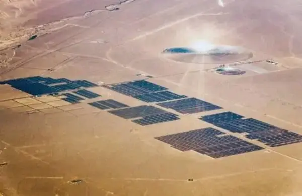 CHINA PENSÓ QUE SÓLO OBTENDRÍA ELECTRICIDAD. PERO AL AZOTAR UN DESIERTO CON PANELES SOLARES, CREÓ ALGO QUE NADIE ESPERABA: UN NUEVO ECOSISTEMA  Lo que parecía un simple proyecto de energía renovable terminó siendo un experimento natural inesperado. Al cubrir el desierto de Talatan con miles de paneles solares, China descubrió que bajo su sombra surgía un microclima fértil. El suelo retuvo más agua, aparecieron plantas y nació lo que hoy los científicos llaman “ecosistemas solares”. Cuando China decidió cubrir kilómetros de desierto con paneles solares, lo hizo pensando en producir energía limpia a gran escala. Pero la naturaleza tenía preparada una sorpresa. Un nuevo estudio revela que estas gigantescas instalaciones no solo generan electricidad: también modifican el terreno donde se instalan, creando un microclima que detiene la erosión, retiene humedad y permite que la vegetación vuelva a crecer en un entorno considerado muerto. Una apuesta energética que se convirtió en experimento natural Cuando China comenzó a cubrir el desierto de Talatan, en la provincia de Qinghai, con una de las mayores instalaciones fotovoltaicas del mundo, el objetivo era claro: producir energía limpia a gran escala. La lógica era sencilla: los desiertos ofrecen terreno abundante, sol constante y pocas interferencias humanas. El escenario perfecto para plantar paneles. Lo que nadie esperaba es que ese “cultivo de silicio” terminara alterando el propio ecosistema. La sombra de los módulos fotovoltaicos redujo la evaporación, frenó la erosión provocada por el viento y transformó el suelo en un lugar menos hostil. En otras palabras, la energía que buscaba abastecer ciudades también estaba dando vida al desierto. Los “ecosistemas solares”: ciencia detrás del fenómeno Investigadores de la Universidad Tecnológica de Xi’an lo documentaron en Scientific Reports: bajo los paneles solares del parque Gonghe, el suelo mostró una fertilidad casi el doble de alta que en las zonas expuestas. El secreto está en el microclima: más humedad retenida, menos golpes de calor y un entorno más estable para que broten especies vegetales. Las pruebas se realizaron con un método llamado DPSIR Energía limpia… y fértil  (“Conducción-Presión-Estado-Impacto-Respuesta”), que analizó más de 50 variables. Los resultados fueron contundentes: mientras el suelo descubierto apenas alcanzaba una calificación de 0,24 (pobre), el que estaba bajo los paneles llegó a 0,45 (bueno). Una diferencia suficiente para que el desierto comenzara a teñirse de verde. La paradoja es reveladora: lo que nació como un proyecto para combatir el cambio climático acabó generando un efecto colateral positivo sobre el propio ecosistema. Los investigadores incluso han bautizado a este fenómeno como “ecosistemas solares”, porque no solo generan electricidad, también dan refugio a plantas que antes no podían sobrevivir allí. Algunos expertos sugieren que este modelo podría replicarse en otras zonas áridas del planeta. Desde el Sahara hasta regiones desérticas de Estados Unidos, la combinación de paneles y vegetación podría abrir una vía doble: energía renovable y recuperación ambiental. ¿Un modelo global? El desierto de Talatan, antes símbolo de aridez, es hoy también un laboratorio vivo. Una prueba de que la lucha contra el cambio climático puede traer sorpresas: no solo salvar energía, sino también crear vida donde parecía imposible. Francia ya experimenta con proyectos similares llamados “frutas solares”, donde cultivos crecen bajo estructuras fotovoltaicas. China, con sus desiertos convertidos en mosaicos de placas, podría estar mostrando que la transición energética tiene efectos mucho más amplios de lo previsto.(Por Martín Nicolás Parolari)