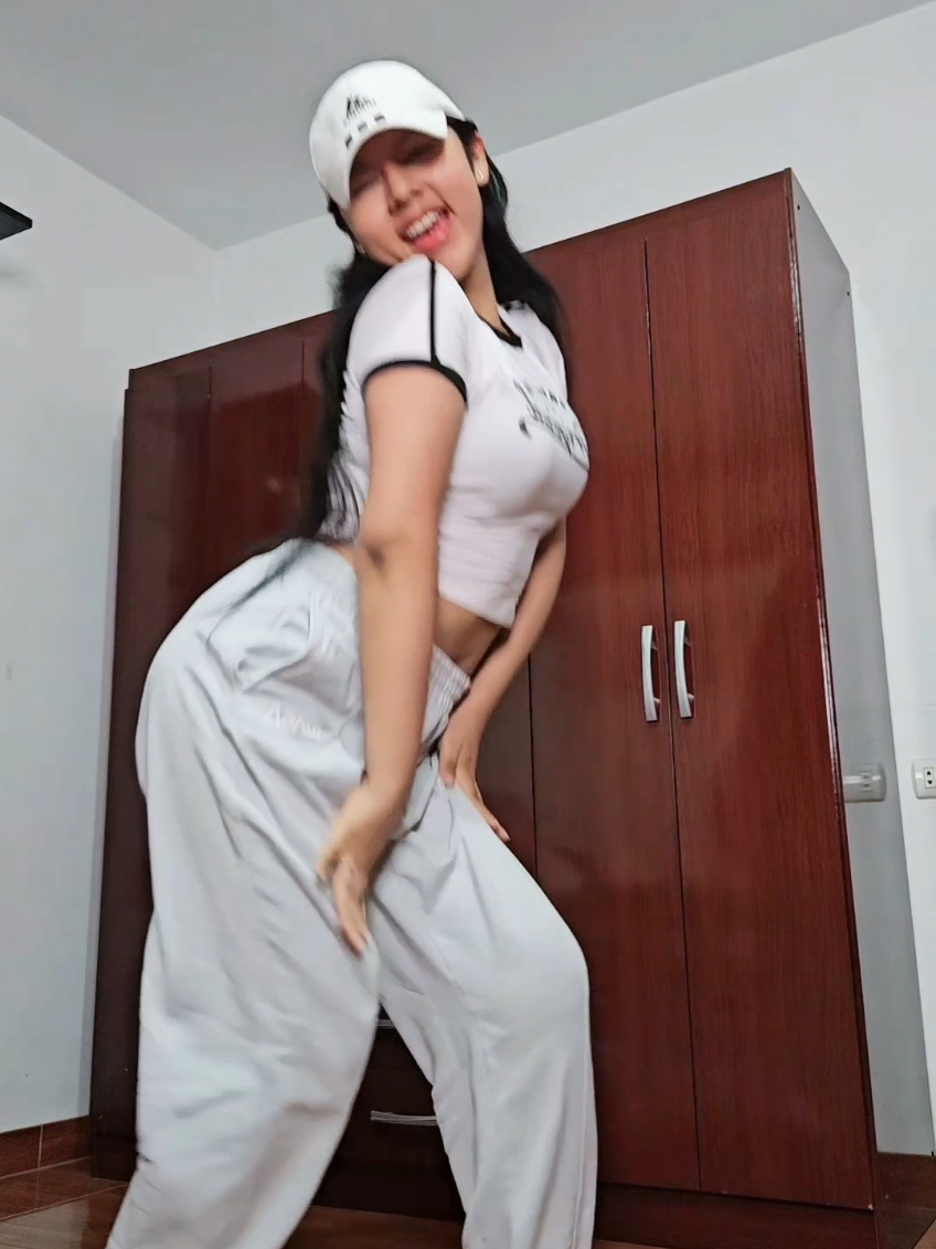 Esta canción es muy pegajosa 💃🎶 #baile #dance #tendencia #isabeljalixto #viralvideos 