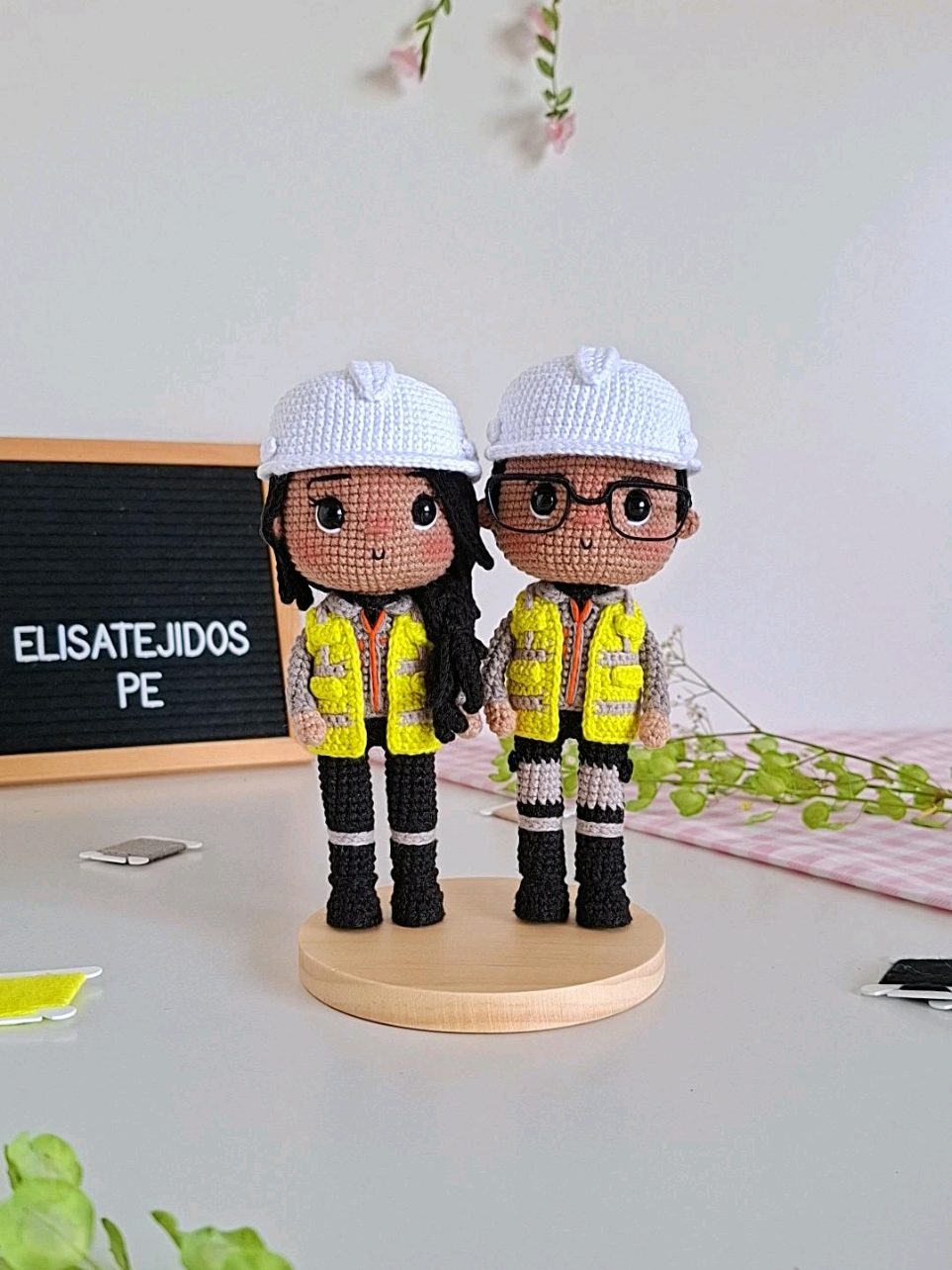 Lo lindo que a sido tejer esta orden bonita de parejita de ingenieros. #crochet #detallespersonalizados #ingenieros 