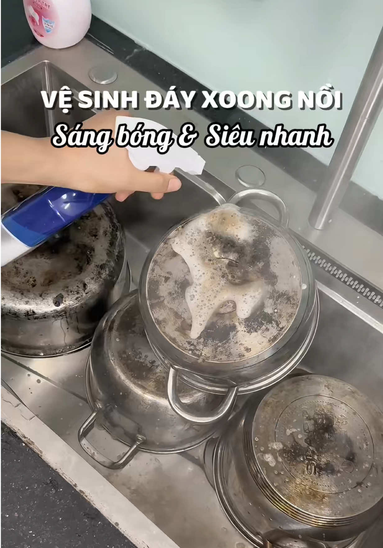 Cách vệ sinh đáy nồi siêu đơn giản . Mấy bạn nhớ đun nóng trước rồi xịt chi dr natro này lên nha . Hiệu quả bất ngờ đấy #nhaxoaiiu #donnha #drnatro #tayruadanang 