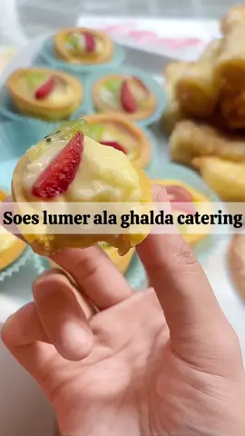 Soes lembut isian creamy, rasa premium. More info 085715546706 #cateringwedding #cateringmurah #hampersbox #soes #snacks