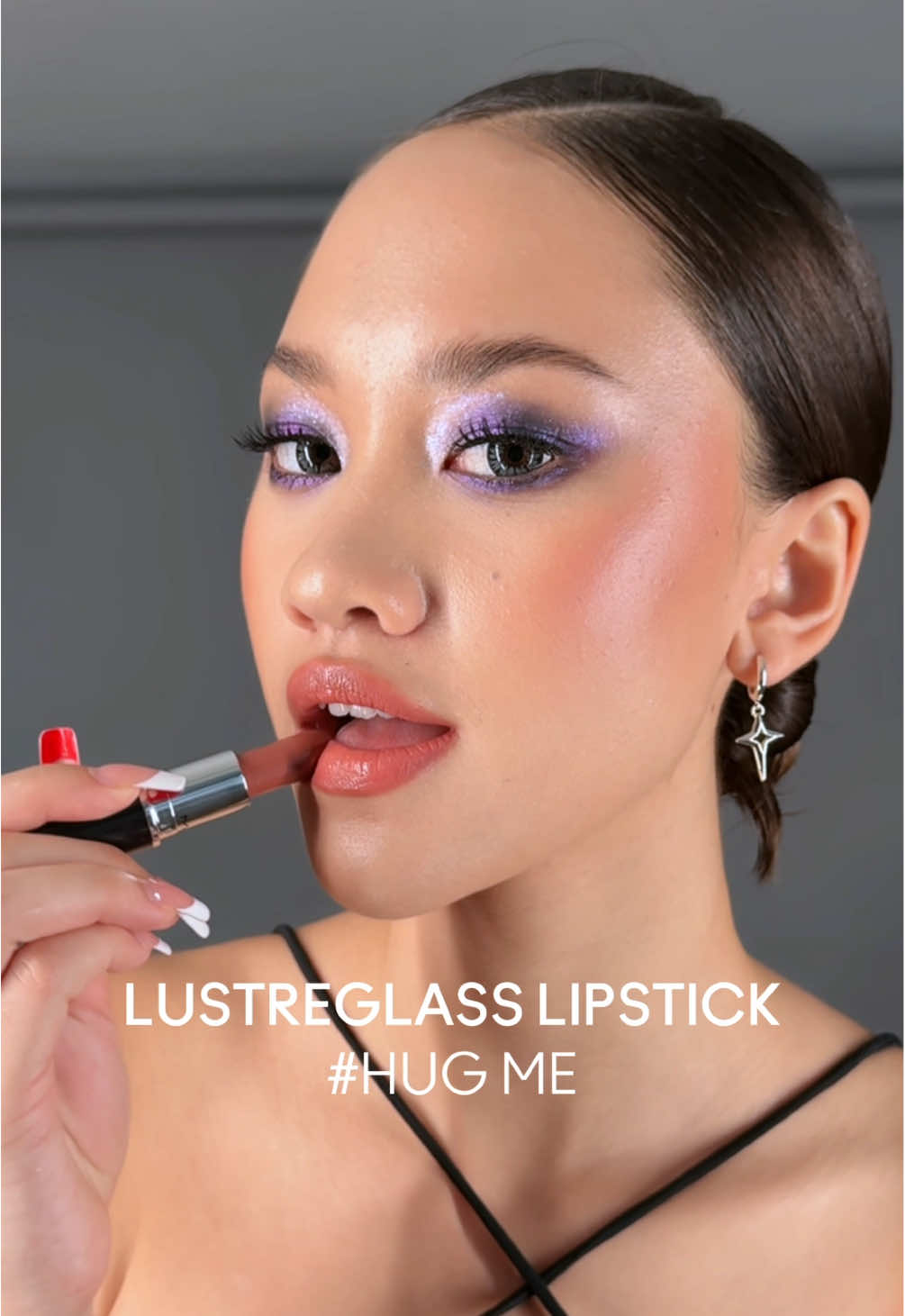 💫 คอมพลีทลุค Midnight Dazzle โดดเด่นเป็นตัวเอง จัดเต็มทุกโมเมนท์ แบบคุณ @bebepolak89 ด้วย Lustreglass Sheer-Shine Lipstick สี Hug me 🧡 🛍️ Shop ได้แล้วที่เคาน์เตอร์  M·A·C Cosmetics ทุกสาขา และ  TikTok Shop  #MACDazzleFrost  #MACCosmeticsThailand  #MACHoliday #MidnightDazzleLook