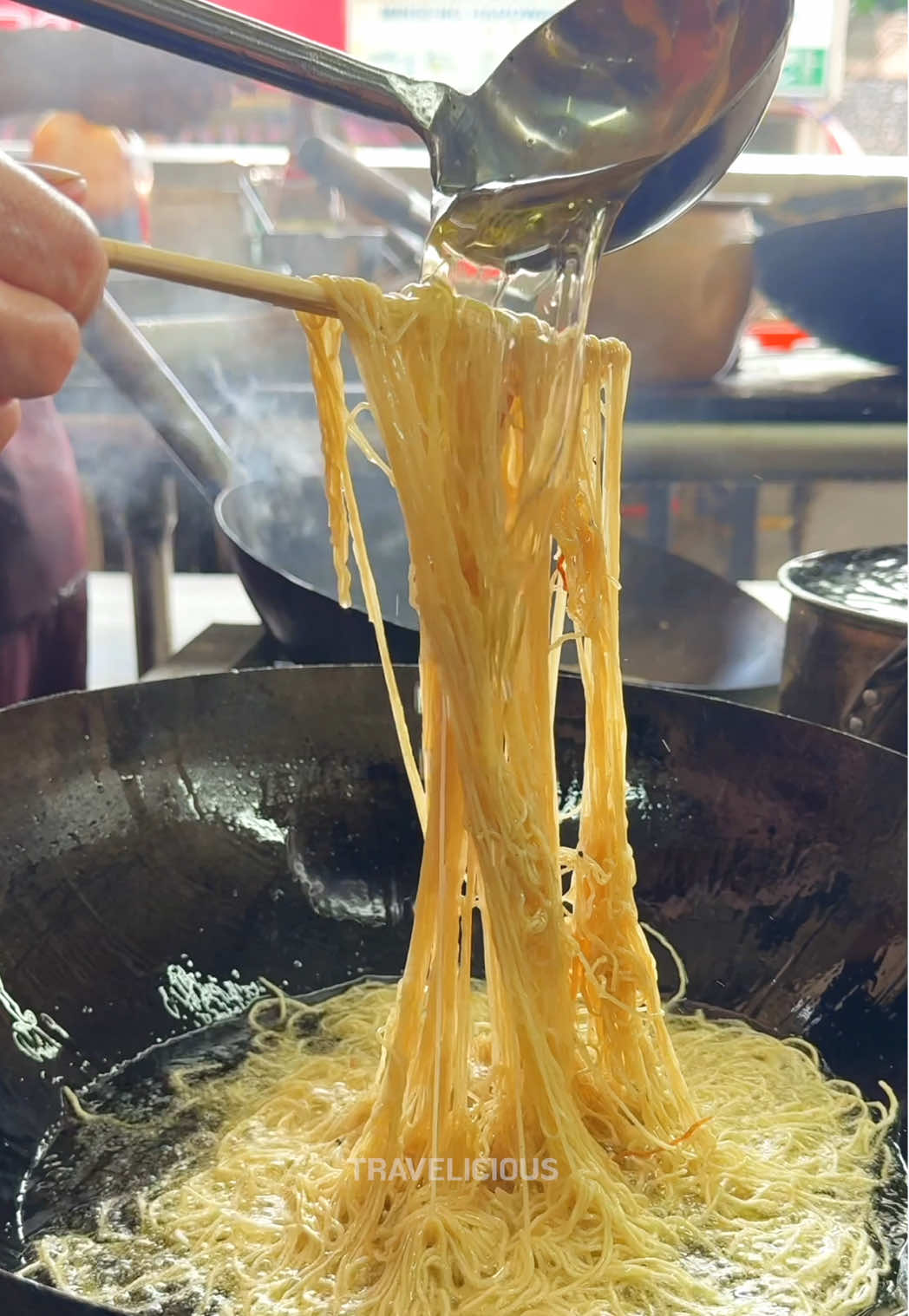 The Most Famous Flying Noodles in Malaysia! 📍 Location  Yong Hua Restaurant - Taman United 💰 Price USD 9 / MYR 38 / KRW 12,800 #noodles #flyingnoodle #viral 