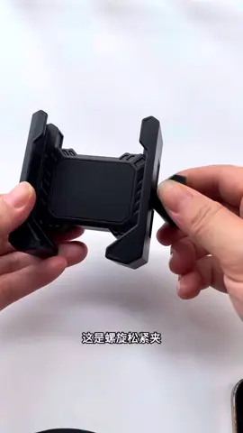 Giá đỡ điện thoại cho xe máy, có khóa xoay chắc chắn, không che camera và nút nguồn. Có thể xoay 360 độ, thuận tiện để quay video hành trình khi lái xe.