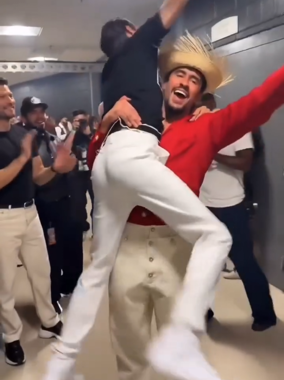 Momentos únicos e inolvidables!! Recordar a Nuestro Amado Flakito en Puerto Rico 🇵🇷🏝️🌴🇵🇷 con su amada gente no tiene precio!! Totalmente noble, humilde, auténtico, generoso, real!! Su vida es un regalo de Dios en nuestra vida!! Dios acompañe, ilumine, proteja, llene de infinitas bendiciones su camino y su vida!! 🇵🇷🙏🏽🕯️🤍🫶🏽💘❤️‍🔥🥰😍😘💞❤️🇵🇷 @Marc Anthony  @badbunnypr #MarcAnthony #badbunny #PuertoRico #puertoricanlegends