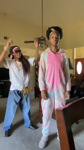 “Feel the bass” #foryoupage #kimariashuntrice #draftdump #sisters @αмαяια zуиαєє 😇 