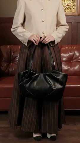 Sudah check koleksi terbaru Tinyblack belum? Nura Bag yang super classy bisa jadi pilihan kamu😉 Live Schedule Senin-Jumat 09.00-21.00 WIB Sabtu 10.00-16.00 WIB #tinyblack #taswanita #bag #localbag #localbrand 