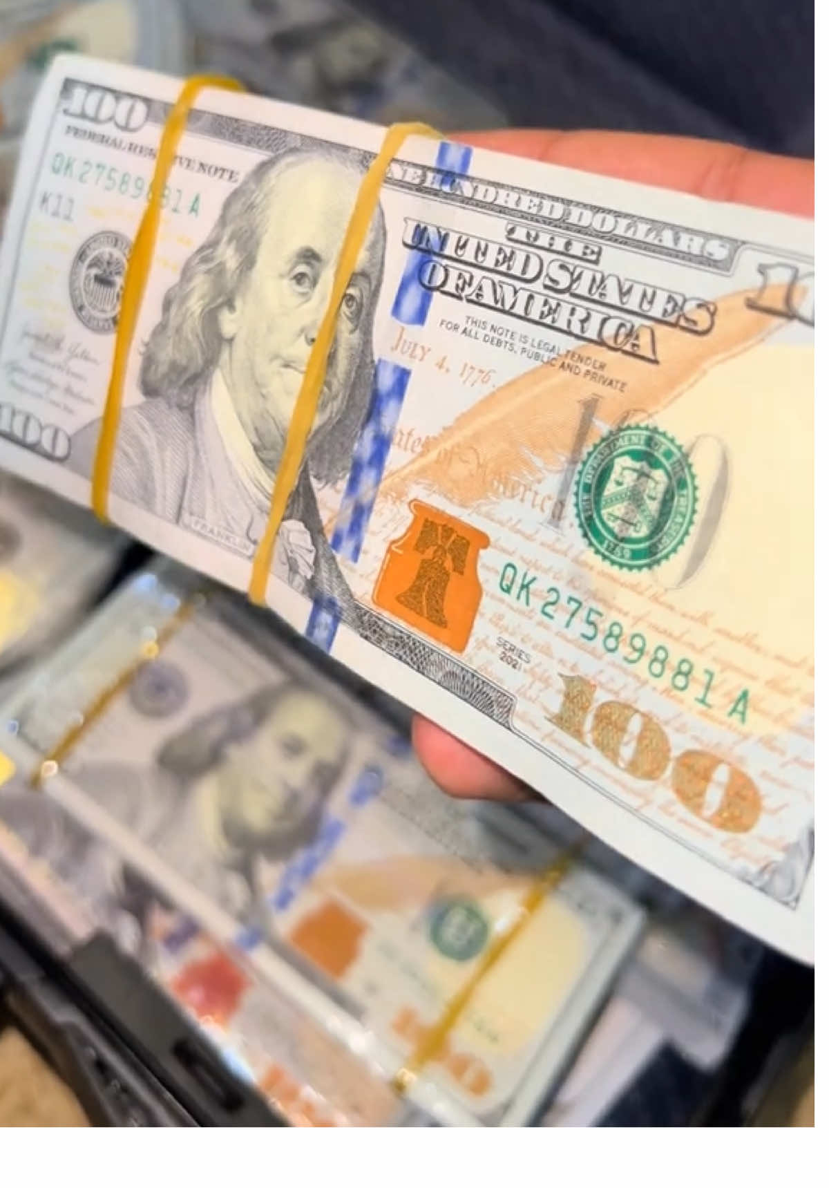 «به خێر بێن بۆ په يجى فه رمى دولارى بلۆك كراو»  —... ** رونكردنه وه ** ئه م پاره يه له سيسته مى هه موو بانقه كانى جيهان بلۆكراون بۆيه به هه رزانتر فرۆشتنی له سه ر ده كه ين له بازار و سه رافه كان و مه عره زه كان بێ كێشه مامه ڵەى پێوه ده كرێت ته نها له بانق ناڕوات *********** **نرخى دۆلارى بلۆک کراو ** 10 ده فته ر به 2 ده فته ره 5 ده فته ر به 1 ده فته ره  30 گەڵا بە  700 هەزارە گەیاندنمان بۆ تەواوی کوردستان و عێڕاق هەیە #gdolar_ #money #dollar #kurdistan #dolar 