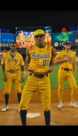 No description needed 💪🏼💥 #savannahbananas #dance #bananaball #baseball #fyp @thesavbananas 