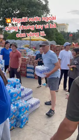 💥 Người nước ngoài chung tay vì đồng bào vùng lũ.