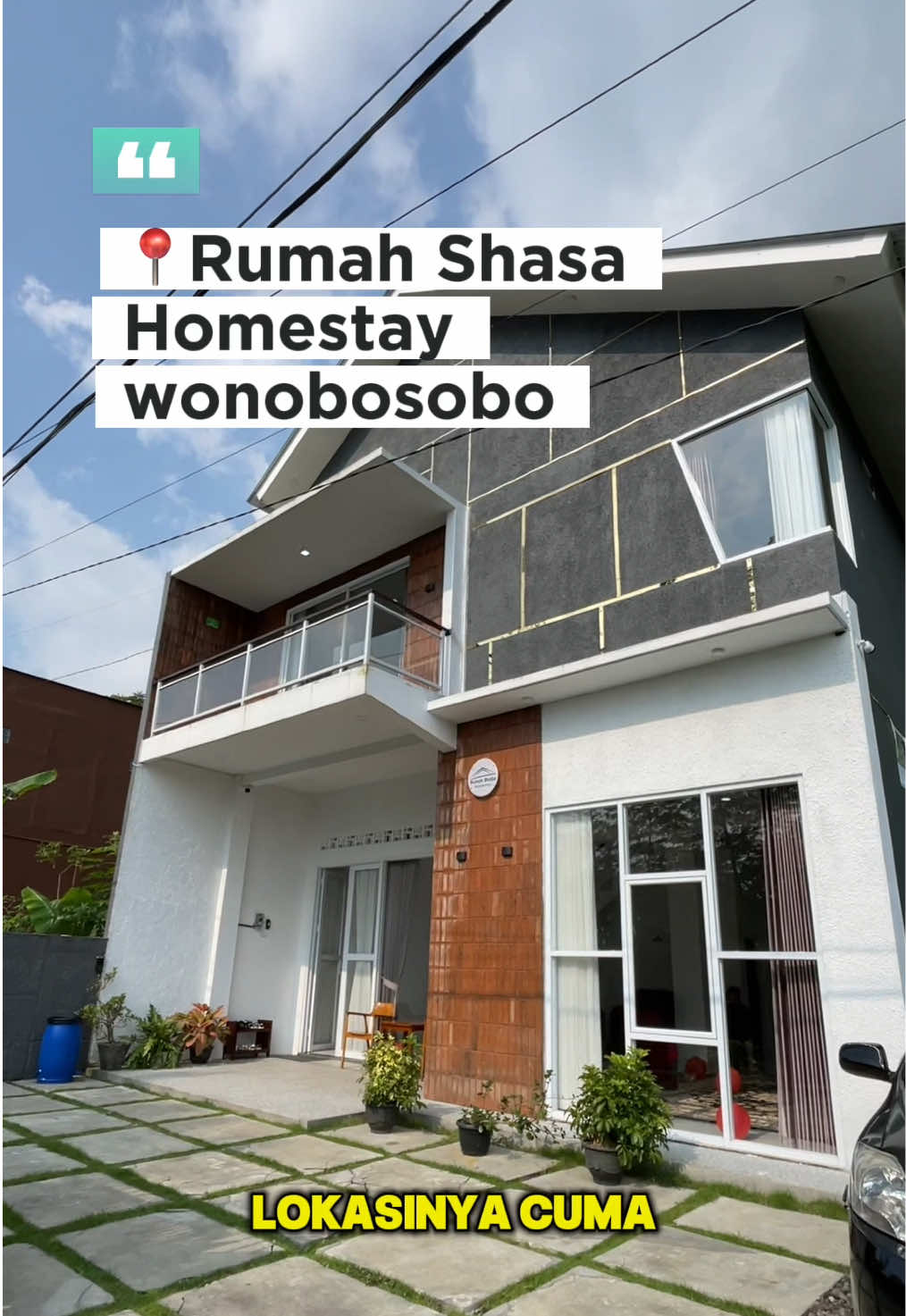 🎥 “Nginep ramean di tengah kota Wonosobo? Gass ke sini! 🏡 ✅ Rumah ShaSa Homestay, cuma 5 menit dari Alun-Alun Wonosobo ✅ Bangunan 2 lantai, luas 15x8 meter ✅ Lantai 1 bisa buat acara atau arisan, muat 60 orang, ada sofa empuk & kamar mandi dalam ✅ Lantai 2 ada 2 kamar tidur + sofa bed & extra bed, living room + smart TV besar + balkon santai ✅ Dapur lengkap, ada air hangat, harga cuma 1 jutaan/malam, kapasitas sampai 40 orang! 📍Cocok banget buat keluarga besar, acara kumpul, atau rombongan kerja! Langsung cek @rumah.shasa biar gak kehabisan tanggal 😍 #rumahshasa #wonosobo #homestaywonosobo #staycationbareng #fyp”