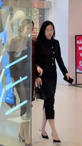 Bạn không cần nhiều quần áo — chỉ cần vài set công sở chuẩn form là đủ “nâng cấp” cả sự nghiệp #thoitrangcongso #thoitrangcongsonu #kimcongso #thoitrangnu #docongso 