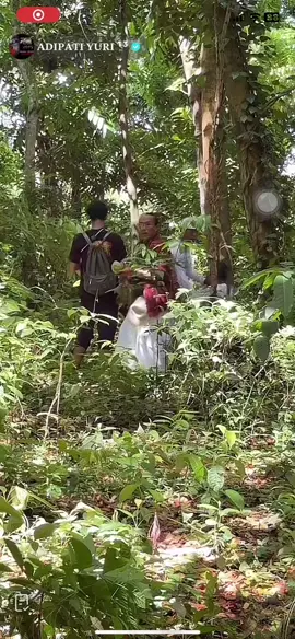 Alhamdulillah udh ketemu bpk @𝐀𝐃𝐈𝐏𝐀𝐓𝐈 𝐘𝐔𝐑𝐈 ¹³ ,sempat menghilang saat eksplore di lembah hitam Bali, hilang dari jam setengah 12 malam dan di temukan jam 09.59 WITA, dengan keadaan badan terikat akar pohon, dengan keadaan tidak sadarkan diri , dan alhamdulillah sudah di tangani Tim medis , kita doakan semoga bapak adipati baik2 saja dan kembali sehat seperti semula amiinn 🤲🏻😇. #adipatiyuri#ekplorebali#fyppppppppppppppppppppppp#eksplore#viraltiktok 