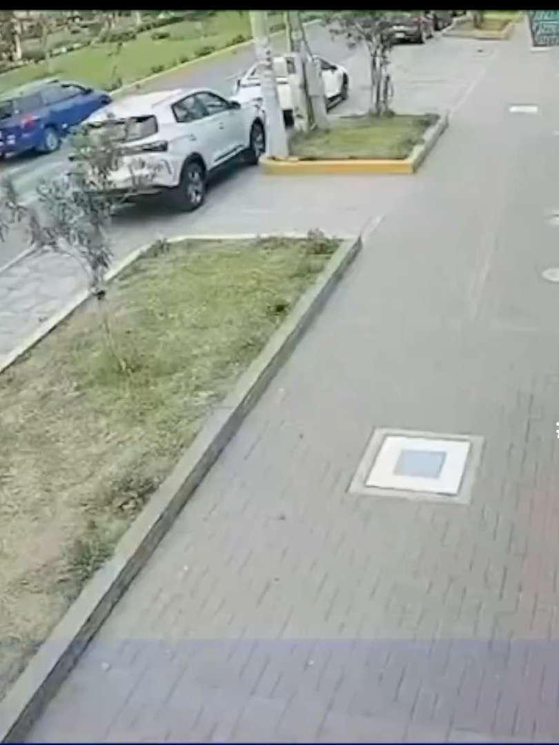 ¡INCREÍBLE! ARQUERO CON REQUISITORIA FUE CAPTURADO TRAS FUGAR DE PARTIDO EN AREQUIPA. Lo que debía ser una tarde de fútbol en Mollendo se convirtió en una persecución policial. El arquero Lucio Contreras fue detenido tras abandonar un partido para evitar su captura, al tener una requisitoria vigente por un grave delito. El jugador de 18 años, al notar la presencia policial, simuló estar lesionado para salir de la cancha y luego corrió para intentar escapar, siendo finalmente alcanzado por los efectivos.