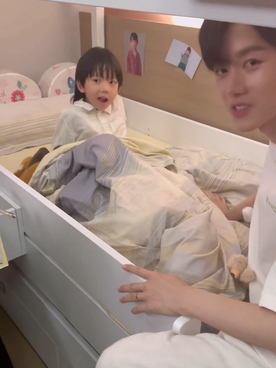 [Rednote Đậu Phộng Nhỏ] Bộ phim đã kết thúc, và cuối cùng tôi cũng có thể tung ra những clip hậu trường mà tôi đã giữ kín bấy lâu nay. Ban đầu tôi cứ nghĩ bộ phim mỗi tuần chiếu 1 tập thì đến tập cuối còn xa lắm, nhưng không ngờ, chúng ta đã đến hồi kết nhanh đến vậy. Và cuối cùng các bạn cũng được thấy Đậu Phộng Nhỏ mà tôi mong đợi bấy lâu xuất hiện. Trong suốt thời gian này, tôi thực sự biết ơn tình cảm của mọi người dành cho Đậu Phộng Nhỏ. Nhớ lại hồi chúng tôi gia nhập đoàn làm phim năm ngoái và bắt đầu thử vai, tôi luôn nghĩ Hoa Vịnh là mẹ. Cái đầu nhỏ của Đậu Phộng Nhỏ cũng nghĩ vậy. Bé nói: 