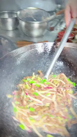 《酸萝卜牛肉丝》 夏天来了没有胃口，这道酸萝卜牛肉丝足矣打开您的味蕾！！！#抖音美食推荐官 #川菜 #饶蹄花 #好吃到停不下来