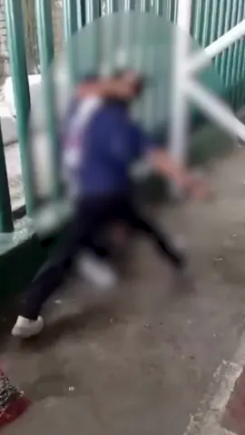 Imágenes Sensibles  Dos estudiantes se agarran a golpes frente a sus compañeras en la Secundaria 43 Melchor Ocampo, #Monterrey. Mientras algunas gritaban “¡mátala!”, otra alumna se armó de valor y logró separarlas. #Mexico 