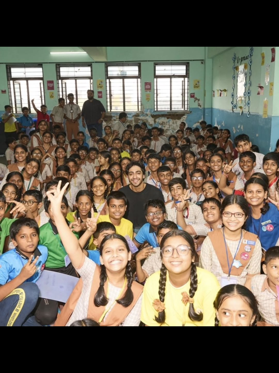 Ahaan Panday merayakan kesuksesannya dalam Saiyaara dengan mengunjungi dan menghabiskan waktu bersama 160 siswa Sitaram Mill Compound School Mumbai.  Ahaan tidak hanya membuat hari mereka menyenangkan tetapi juga meninggalkan kenangan yang akan bertahan seumur hidup.  Mereka berinteraksi secara inspiratif dengan Ahaan dan juga berpartisipasi dalam sesi seni musik yang menyenangkan bersamanya. Kebahagiaan terlihat dari senyuman mereka 🙌🏻✨❤️ #ahaanpanday #saiyaara #aneetpadda #krishkapoor #blockbuster 