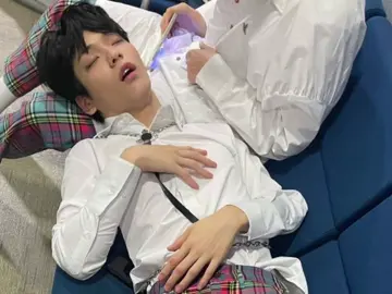 - engraçado que ele dorme em qualquer lugar que encosta || #tomorrow_x_together #laylaozyta 