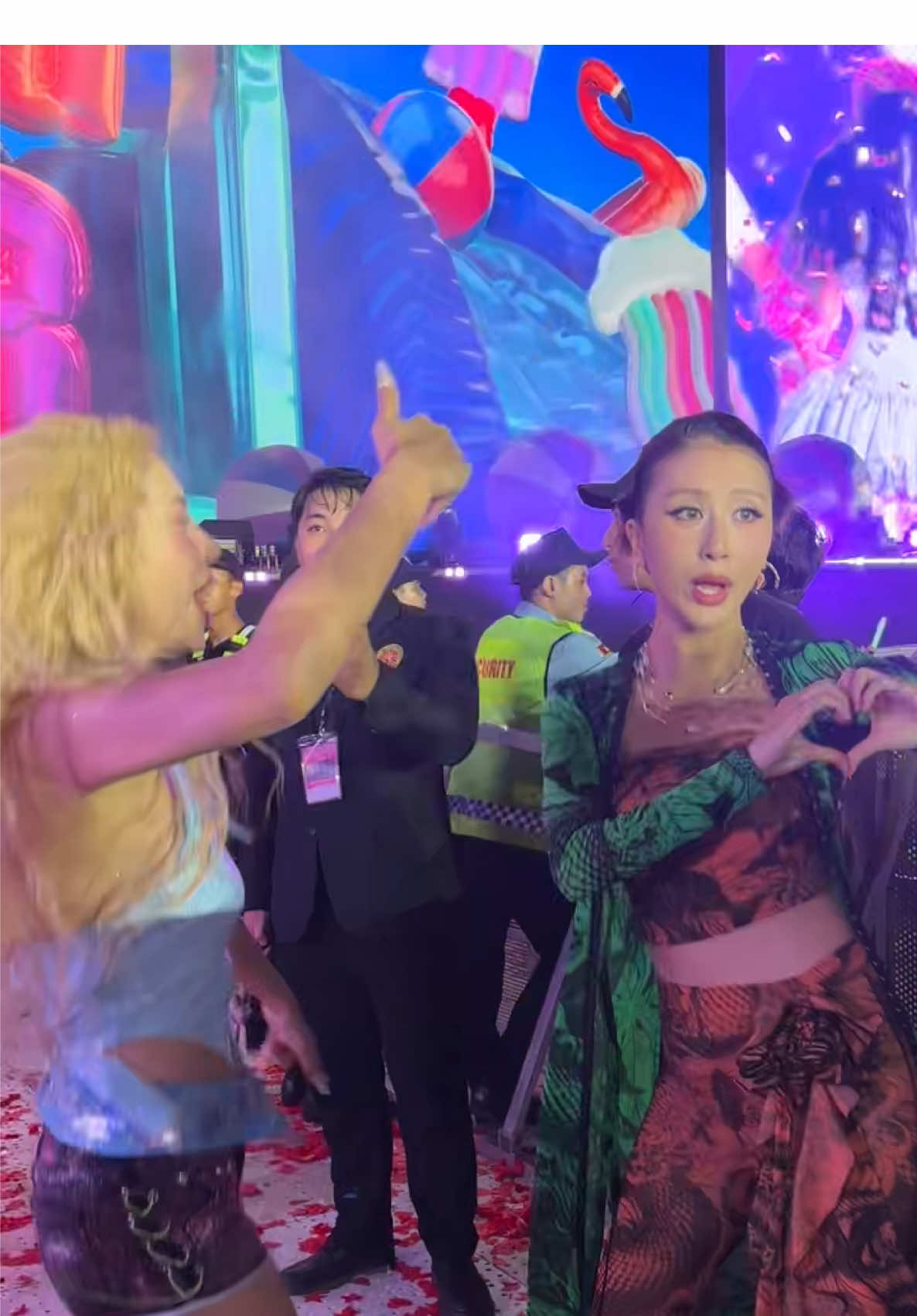 hướng ngoại cỡ này không đó 🤣 #QUYNHANHSHYN #maiquinn #concertemxinhsayhi 