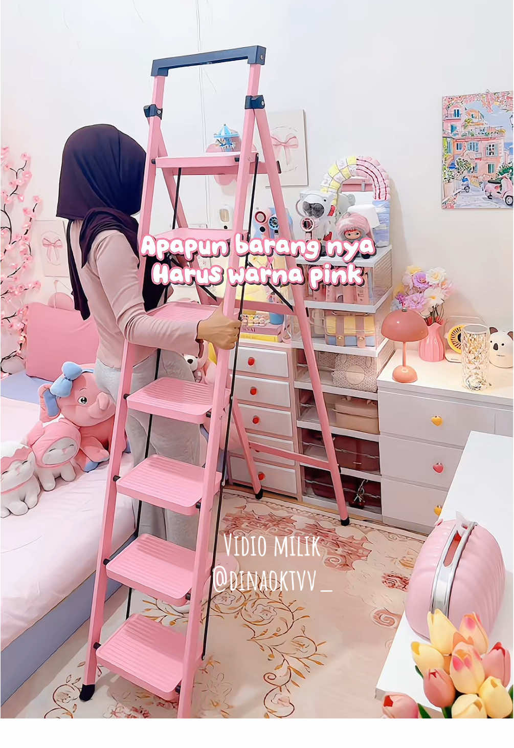Pokonya barang apapun harus warna pink, termasuk tangga inii, tangga nya ringan tapi kuat aesthetic jg hhi , beli di kranjang akuu😁😍🫶🏻👀🎀#tangga #tanggapink #tanggalipat #tanggalipataluminium 