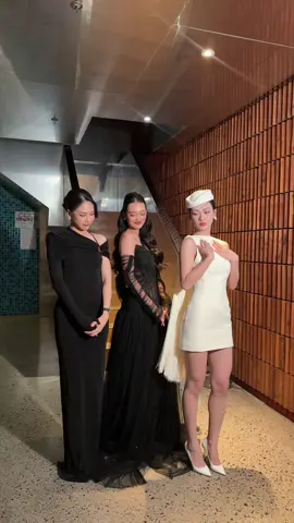 Việc của các chị là đẹp còn lại để em 🤟🏻 @Quynh Hoa Bui @Vũ Thuý Quỳnh  #QuynhHoa #ThuyQuynh #QuynhAnh #missuniversevietnam #elise #fashionshow!