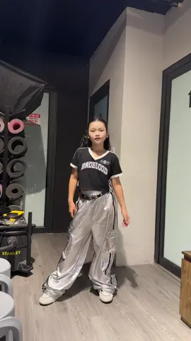 Bài này sung quá 🤭#quynhanhbella #bellaquynhanh #dancechallenge #xuhuong #kiddycrew @Quỳnh Anh Bella (Kiddycrew) @Bella Quỳnh Anh -Kiddy Crew 