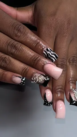 @bombbshellnailss on IG 💕 