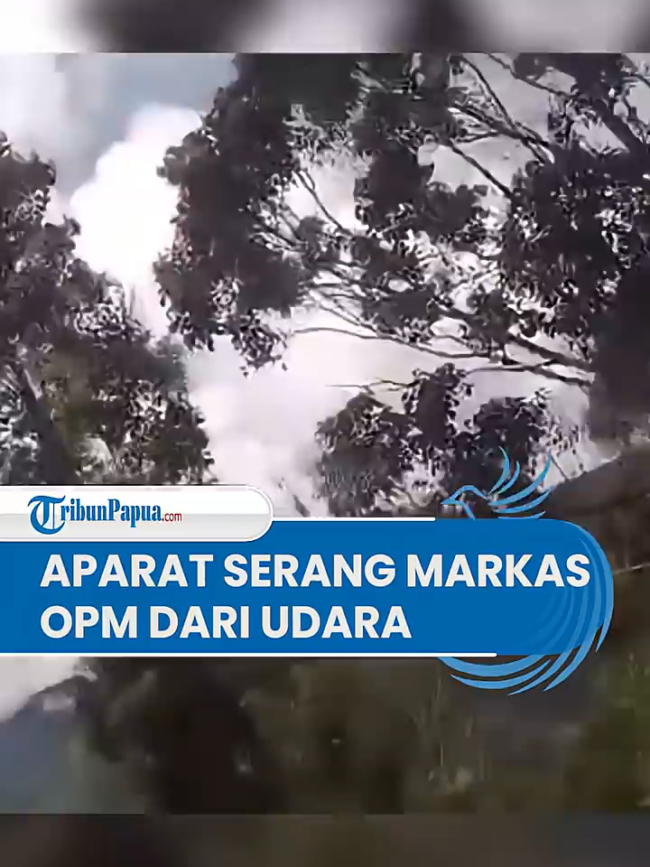 Beredar kabar jika pesawat aparat menjatuhkan bom dan menyasar markas kelompok TPNPB dan warga sipil di distrik Kiwirok, Pegunungan Bintang, Papua Pegunungan, Senin (6/10/2025).  Kepala Distrik Kiwirok, Yulianus Kalakmabin langsung membantah kabar tersebut.  Yulianus menyatakan tak ada bom atau alutsista yang digunakan TNI dalam misi kemanusiaan.   Ia menegaskan bahwa tuduhan yang menyasar TNI adalah cara lama OPM untuk memutarbalikan fakta.  Padahal menurutnya, OPM-lah yang menjadi  pelaku tunggal teror.   Diakui Yulianus, aparat selama ini membantu dan melindungi warga tak terkecuali saat diserang OPM.  “Saya melihat sendiri bagaimana Kogabwilhan III membantu warga, terutama para guru yang ketakutan akibat pembakaran sekolah. Tidak ada bom, tidak ada pesawat tempur. Yang ada adalah bantuan dan perlindungan,” ucap Yulianus, Jumat (10/10/2025).  Menurutnya kejadian di Kiwirok ini kembali menunjukkan pola lama OPM yang sering memakai informasi palsu.  Selain itu, menciptakan propaganda digital untuk penggiringan opini publik.   Penggunaan hoaks ini menjadi senjata digital OPM untuk menebar perpecahan dan kebencian. Yulianus pun mengimbau warga internasional khususnya masyarakat Papua, lebih waspada terhadap informasi yang tidak jelas sumbernya.   Baca Selengkapnya di https://cianjur.viva.co.id/news/21396-tni-gunakan-super-tucano-untuk-serang-markas-kkb-di-papua-pertama-kali BACA SELENGKAPNYA papua.tribunnews.com dan tribunnews.com Follow us on Social Media Instagram: @tribunpapuaofficial TikTok: @tribunpapua Facebook: Tribun Papua Youtube: Tribun Papua