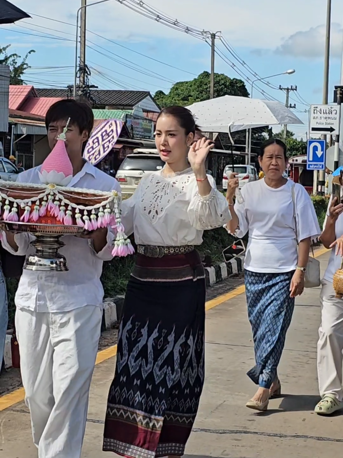 นางฟ้าหน้ารถแห่ของแทร่ .. ทำบุญกฐินวัดหัวดอน นครพนม #bow_maylada #โบว์เมลดา 