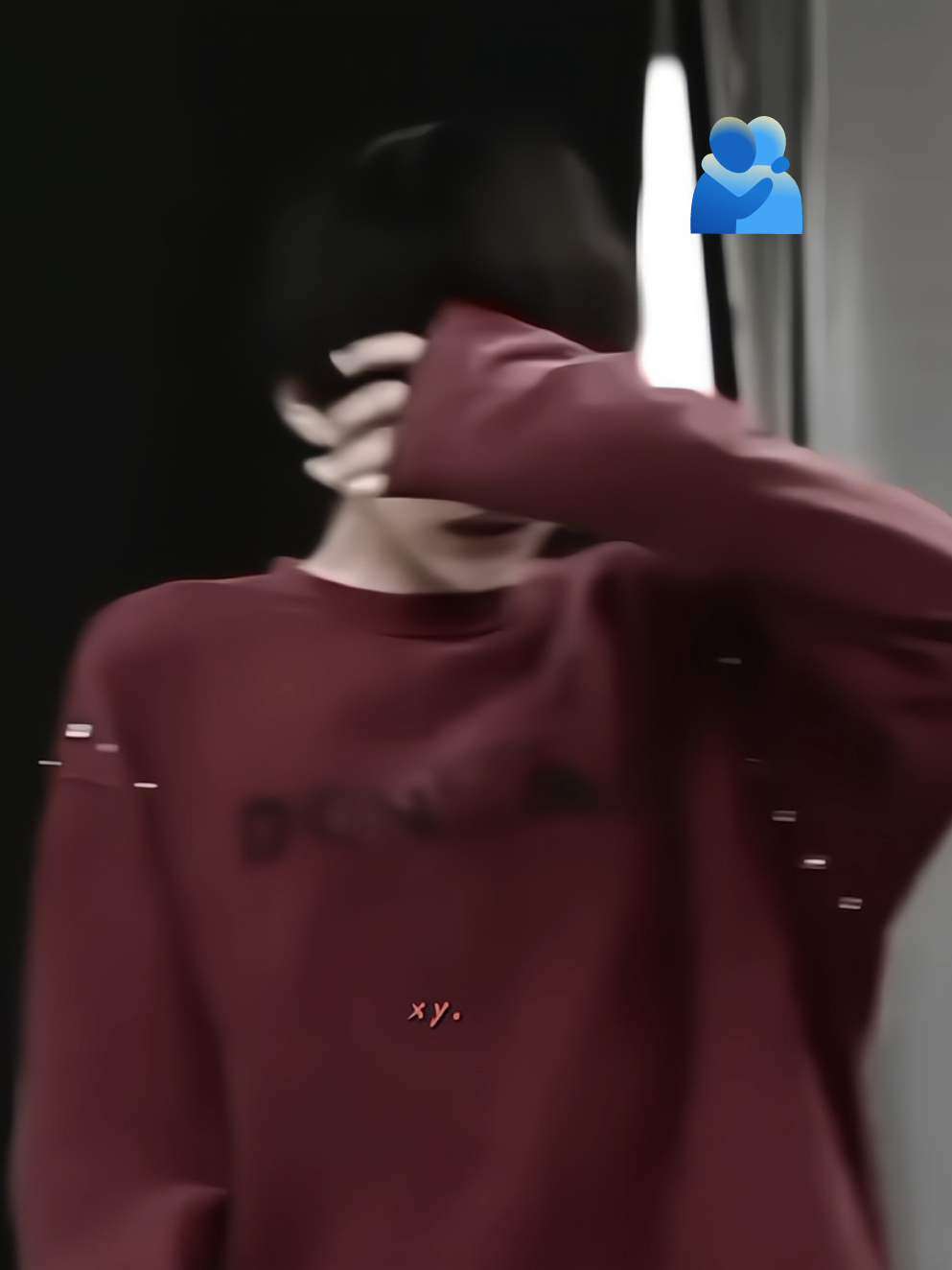 ”他总是笑着说“没事”， 可今天，眼泪终于忍不住落下。 一定是太累了，连坚强都成了一种负担。 看着那一刻，我的心也碎了。 那个让世界闪耀的人， 也需要有人告诉他——“你可以不那么勇敢。” ”Cậu ấy luôn cười và nói “Không sao đâu”, nhưng hôm nay, nước mắt lại rơi giữa bao người. Chắc là đã mệt lắm rồi, đến mức không thể gượng thêm nữa. Khoảnh khắc ấy, tim tôi cũng nhói theo. Người khiến thế giới rực rỡ, cũng xứng đáng được nghe một câu: “Cậu không cần mạnh mẽ nữa đâu.”  #陈思罕 #chensihan #xychensihan #viral #tamtrang 