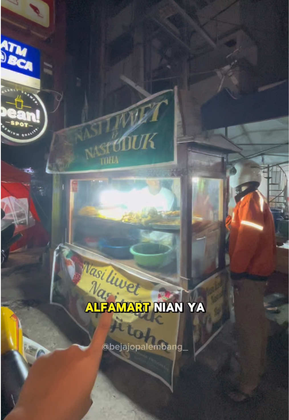 Ado yang ka oernah nyuboin belom nasi liwet nyo ???? Enak lo guys 😍😍 #nasiliwet #kulinerpalembang #jajananpalembang #masukberanda #kulinermalam 