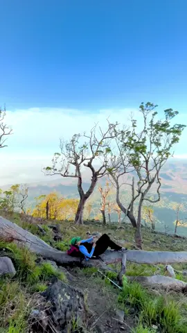 Gunung uyelewun 🫶🏻.   #nttpride🏝🔥 #lembatatiktok🍃🔥🔥 #trendingvideo #fyp 