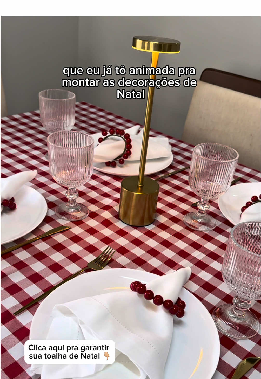 Eu já garanti minha toalha xadrez vermelha ❤️ Combina com o Natal, com o almoço de domingo e até com aquele café da manhã especial ✨ #toalhademesa #toalhaxadrex #mesapostanatal #toalhadenatal #mesadenatal 