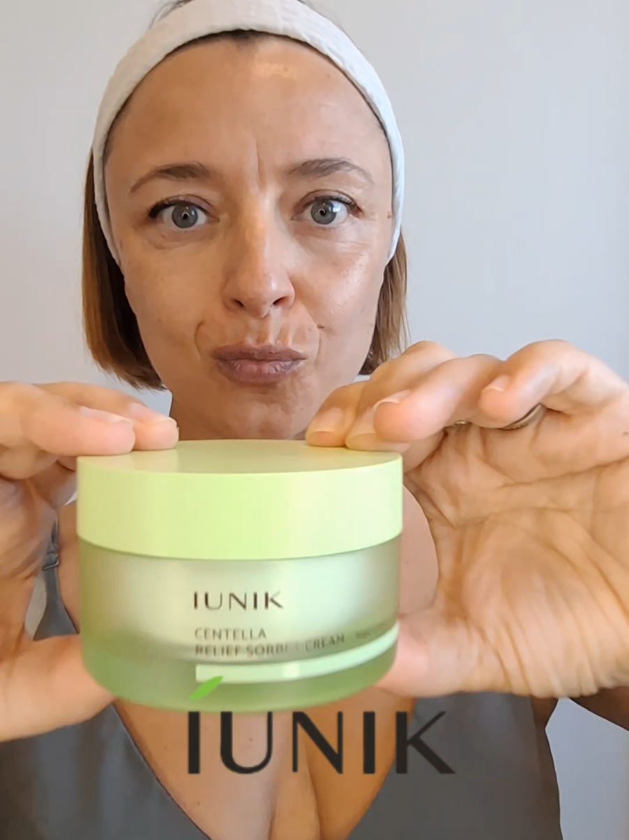 Hello ma team 🌺 @iUNIK  ✨ Nouvelle pépite dispo ✨ Découvrez le Centella Relief Sorbet Cream 🍧🌿 Ultra légère comme un sorbet, mais super puissante pour apaiser ta peau 💆‍♀️💫 💚 À base de Centella Asiatica pour : ❄️ Un effet frais immédiat 💦 Hydratation intense & apaisement 🌱 Renforcer ta barrière cutanée 👉 Vegan & skin-friendly, évidemment 🌍🐰 Ta nouvelle crème coup de frais quotidienne est enfin là 💖 Disponible dès maintenant sur YesStyle & sur le site officiel  de Iunik🛒 #iunik  #iunikloyalclub  #barrier  #sensitiveskin #barrierrepair 