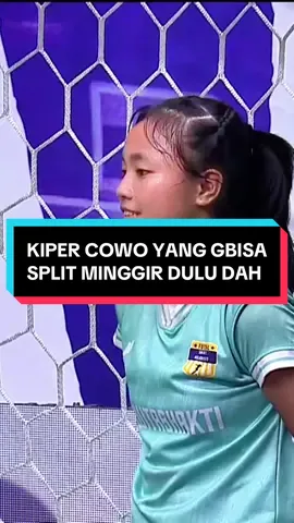 Aksi penampilan luarbiasa dari kiper putri sman 2 mojokerto yang berhasil gagalin serangan dari subuh ketemu magrib nya smk nusantara dan berhasil membawa sman 2 mojokerto juara di axis nation cup 2025 🔥 #axisnationcup2025 