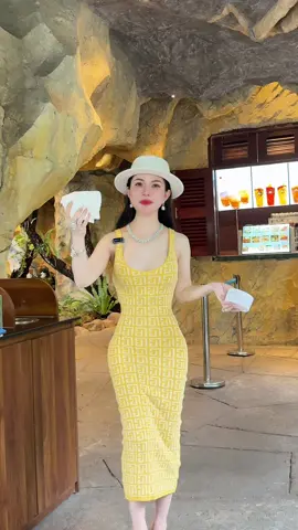 Em sợ bụng to nên phải ép băng gạt vô thêm ă
