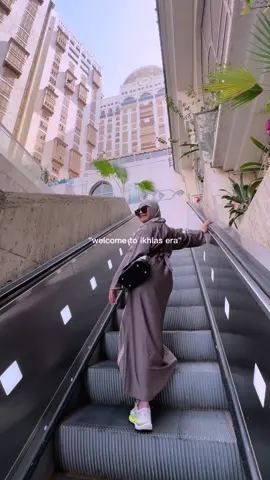 Hati yang ikhlas bukan hati yang tidak pernah sedih, tapi hati yang selalu menemukan alasan untuk tetap tersenyum. Welcome to ikhlas era, it is what it is ✨😊🙂🤲🏻 #makkahmadinah🕋 #taif #umrah #eskalatorviral #rindubaitullah 