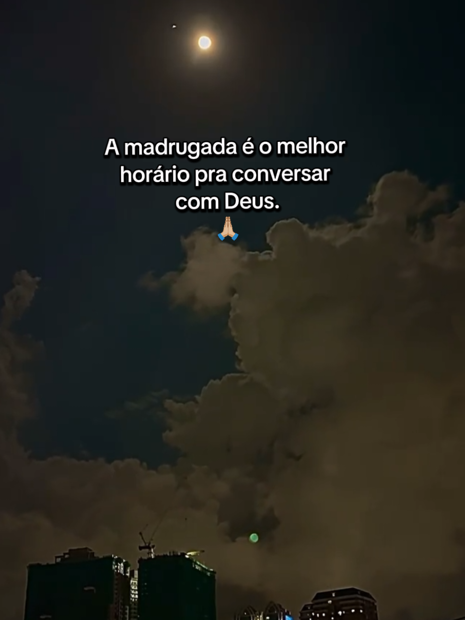 🌙 Sei que muitos enfrentam dificuldade pra dormir, pra desligar a mente e descansar. Então aproveite esse momento pra falar com o seu Criador! 🙏🏼 #oracaodanoite #propositodeoração #insonianamadrugada #vidacomdeus 
