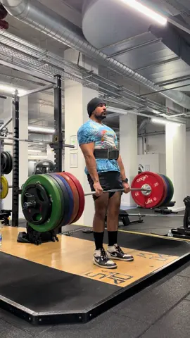 Considering I barely lift weights these days I’m happy with 260kg, maybe I should start lifting properly again 👀. #gymmotivation🏋️‍♀️ #fyp #thegymgroup #Fitness #deadlift 