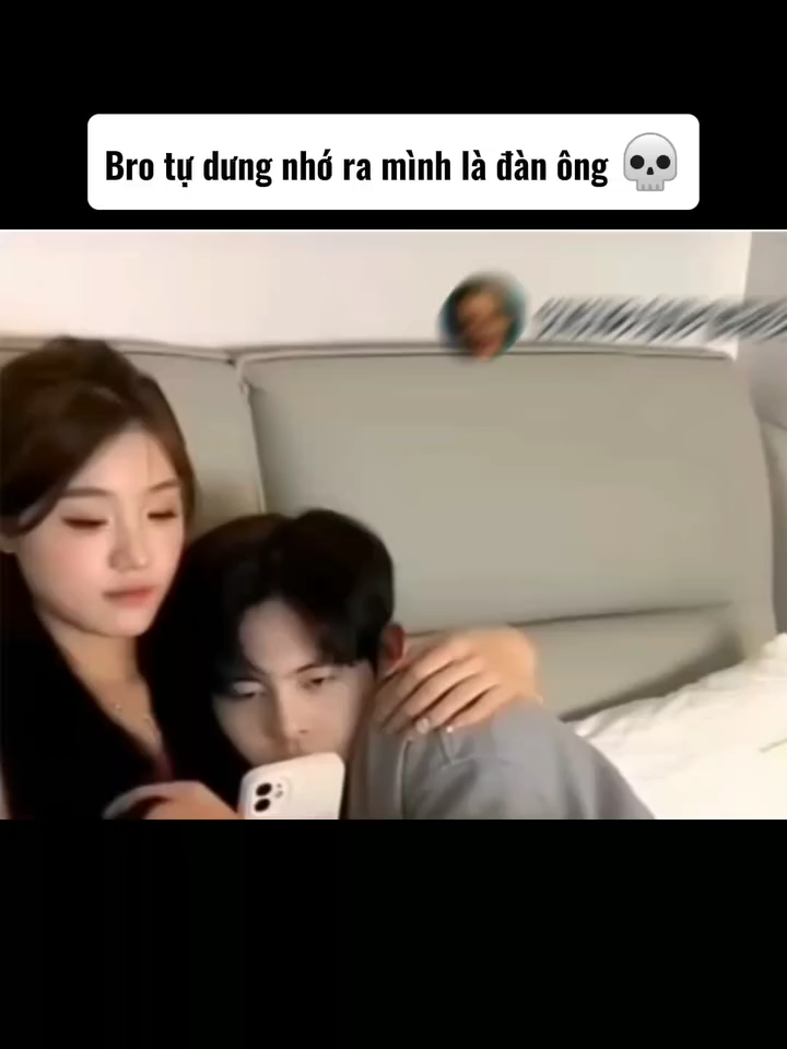 Đang bộc lộ thì chợt nhớ ra mình là con trai cơ mà
