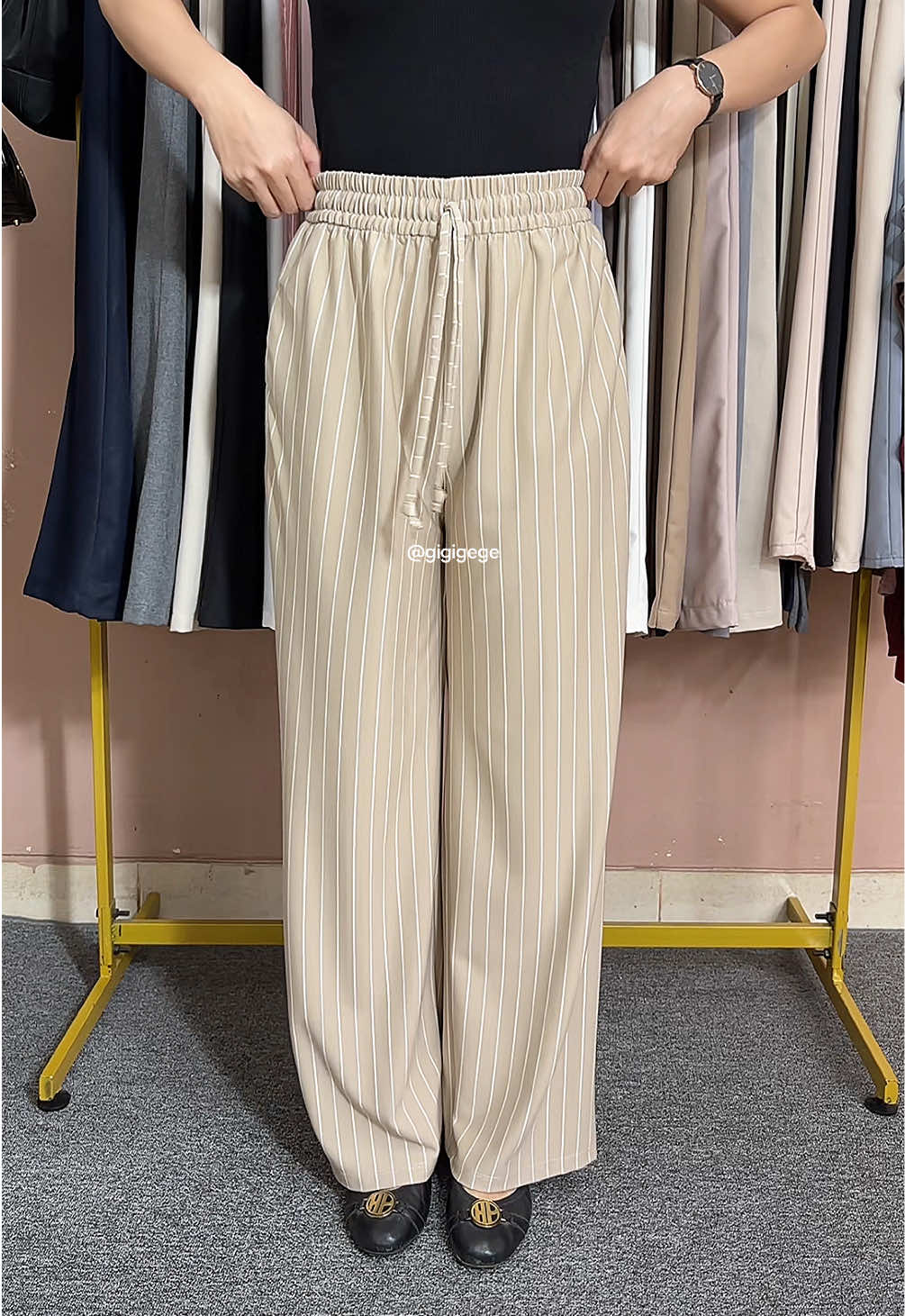 Rekomendasi celana panjang salur untuk sehari-hari. Bahannya flowly dan nyaman dipakai seharian. TB aku : 160cm. #ootdfashion #outfitideas #gigigege #celanapanjangwanita #celanasalur 