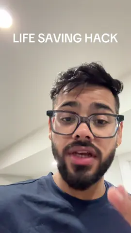 There’s a sneaky little hack that actually works — chewing gum while chopping onions! 😎 When you chew, you breathe more through your mouth instead of your nose, which helps divert the gas away from your eyes. Plus, that chewing motion and constant saliva production somehow tricks your brain and keeps your eyes tear-free. #hack #tiktok 