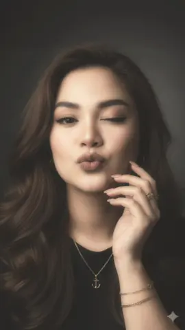 🤎Edit foto ini semirip mirip mungkin jangan pernah berubah wajahnya. Edit foto yang diunggah hiper-realistis 100% Gunakan foto saya untuk membuat potret tanpa mengubah detail apa pun dengan rambut cokelat panjang, bergelombang, chic, lurus, dengan volume dan kelonggaran yang disengaja, memungkinkan beberapa helai jatuh dengan elegan di atas wajah, menyukai satu mata dan meningkatkan pesonanya. Matanya sangat dibuat dengan alis, eyeliner, dan maskara yang tegas, menciptakan tampilan yang kuat dan langsung yang terhubung dengan pemirsa. Dengan mata tertutup satu dan mengirim ciuman, bibir kecilnya adalah titik fokus, dihiasi dengan warna nude atau matte yang intens. Kulitnya alami dengan fitur di foto, dengan kontur halus dan iluminator yang mendefinisikan kontur wajahnya di bawah pencahayaan yang intens. Detail yang luar biasa adalah salah satu tangannya, diposisikan dengan elegan dekat dengan wajahnya, membingkainya. Kukunya yang sedang dan nada telanjangnya, dengan beberapa cincin dan gelang emas menciptakan kontras yang mewah dan mencolok. Dia memakai perhiasan emas yang halus, termasuk anting-anting cincin sederhana dan kalung liontin jangkar, yang menambahkan sentuhan kecanggihan bersahaja pada penampilannya. Pakaiannya sederhana, atasan gelap, mungkin hitam, yang tidak akan mengalihkan perhatian dari wajah dan tangannya. Tampilannya dramatis dan kontras tinggi, menekankan kontur wajahnya dan tekstur rambutnya. Tampaknya menjadi satu sumber cahaya yang kuat di satu sisi, menciptakan bayangan yang dalam dan sorotan cerah, meningkatkan keseluruhan suasana hati yang kuat dan menawan dari potret tersebut. Latar belakangnya gelap, netral, dan terorganisir, memastikan wanita itu tetap menjadi fokus gambar yang tak terbantahkan. Secara keseluruhan, gambar ini menyajikan potret yang menawan dan elegan, dengan sikap percaya diri namun sedikit menggoda, bergaya, dan dramatis.#geminiai #geminitrend #cewekcantik #fyppppppppppppppppppppppp #xbcyza #trendingvideo 